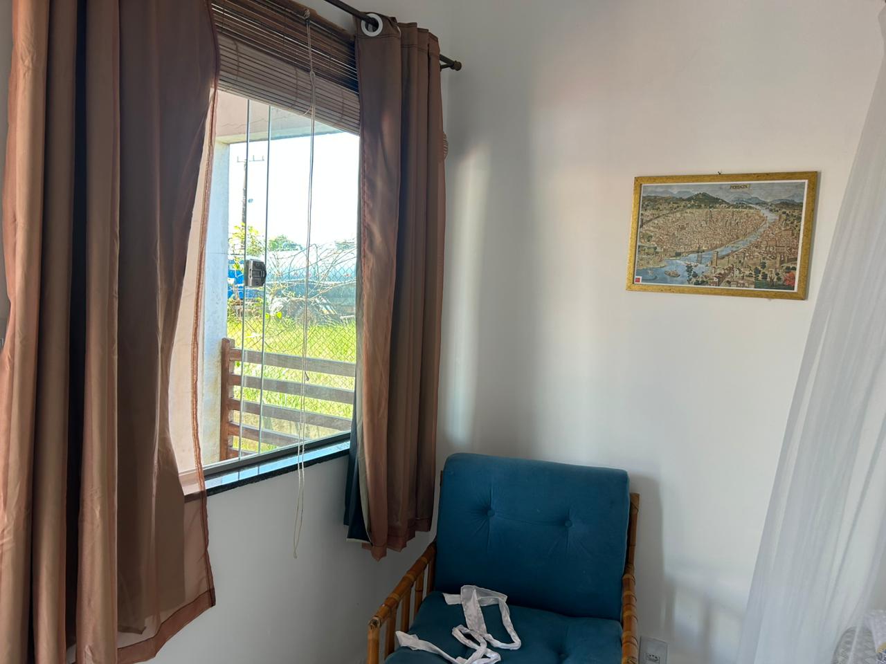 quarto duplo janela cortina marrom escuro